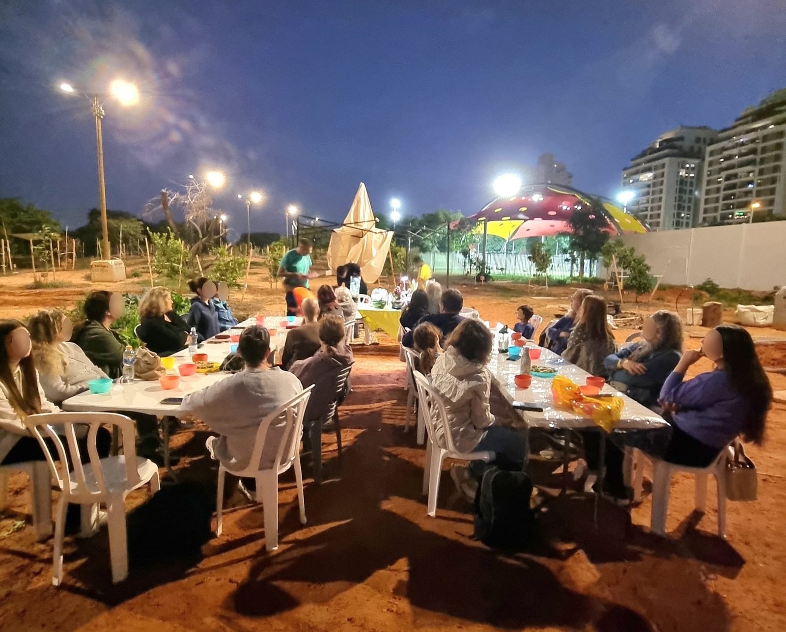 קבוצת משתתפים בסדנת טרריום בשעות הערב